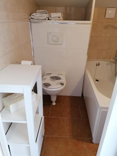 habitación con techo inclinado y vista al mar 3