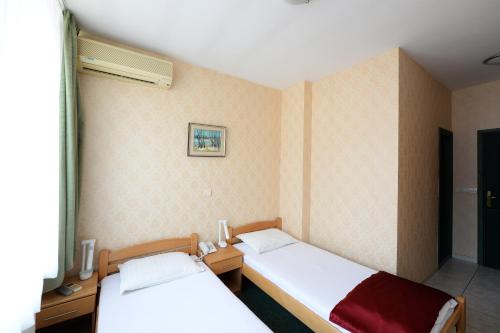 2 twin beds
