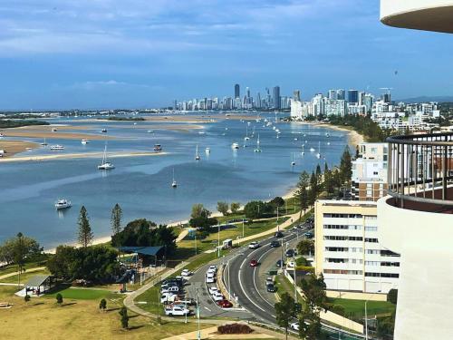 Broadwater Shores Waterfront Apartments - Gold Coast