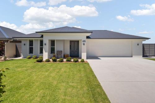 Brilliant Brennan - Modern 4 Bed 2 Bath Home