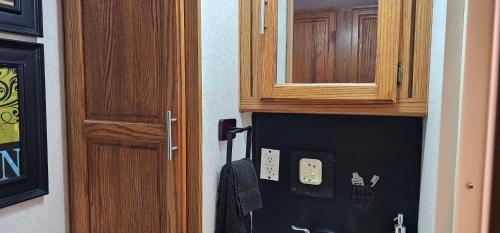 Homey Fifth Wheel Haven in โฮเวย์ อิน เดอะ ฮิลส์ (FL)