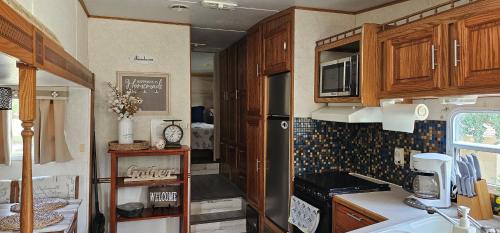 Homey Fifth Wheel Haven in โฮเวย์ อิน เดอะ ฮิลส์ (FL)