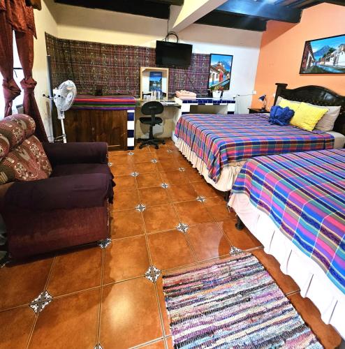 Twin Room with Shared Bathroom image 3