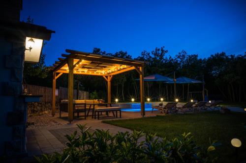 Изглед, Holiday home 'Old oak' - with pool, garden with fresh vegetables and private forrest! in Gornji Vinjani