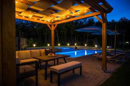 Изглед, Holiday home 'Old oak' - with pool, garden with fresh vegetables and private forrest! in Gornji Vinjani