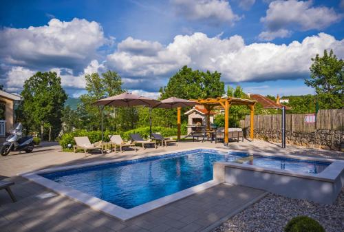 Изглед, Holiday home 'Old oak' - with pool, garden with fresh vegetables and private forrest! in Gornji Vinjani
