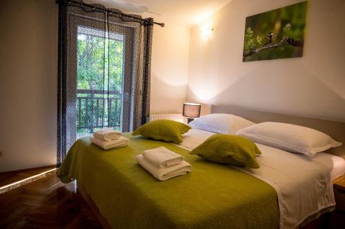Holiday home 'Old oak' - with pool, garden with fresh vegetables and private forrest! in Gornji Vinjani