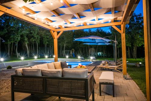 Изглед, Holiday home 'Old oak' - with pool, garden with fresh vegetables and private forrest! in Gornji Vinjani