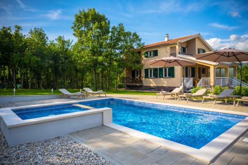 Изглед, Holiday home 'Old oak' - with pool, garden with fresh vegetables and private forrest! in Gornji Vinjani