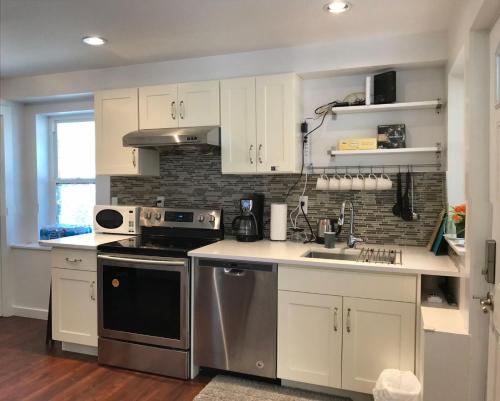 Eves House 3 bedrooms Near YVR DT UBC in Vancouver, Canada
