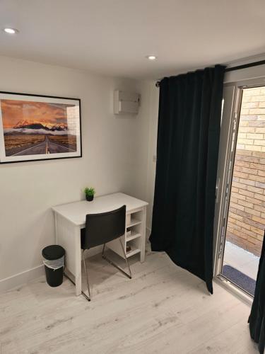 Modern Double Room in Dartford- Private Entrance Room Type - Deluxe Double Room