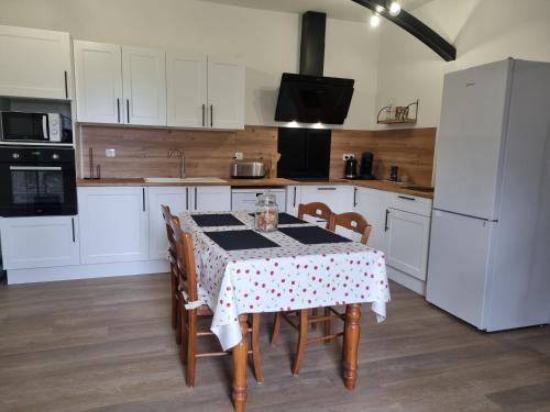 Kitchen, Le Gite du Cerisier in Chateau-Renard