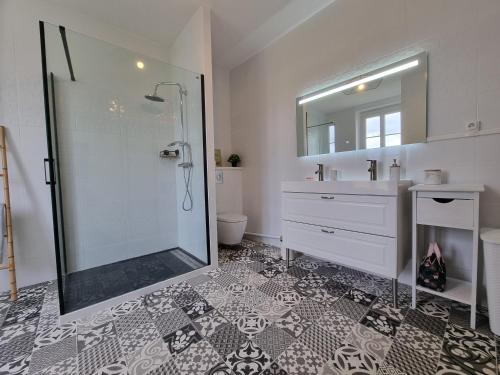 Bathroom, Le Gite du Cerisier in Chateau-Renard