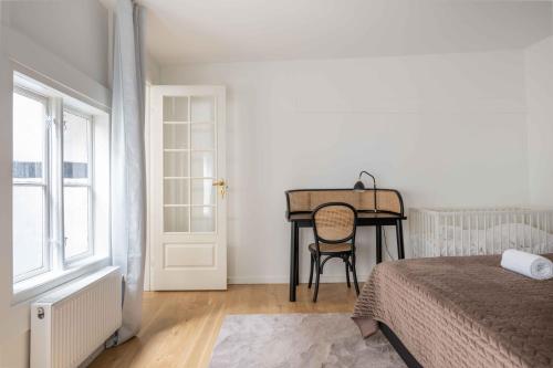 Stylish Apartment on Lively Street in Downtown - image 2