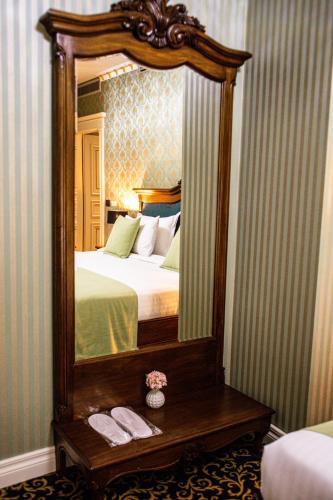 Deluxe King Room image 10