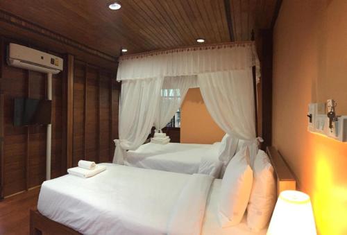 Sukhothai Garden The 3-star Sukhothai Garden offers comfort and convenience whether youre on business or holiday in Sukhothai. The property features a wide range of facilities to make your stay a pleasant experience.