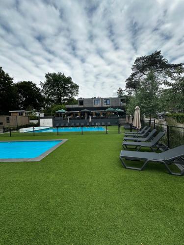 Dubbele chalet op recreatiepark Topparken op de Veluwe in Beekbergen met grote vrije tuin en eigen p in Bosgebied Beekbergen-Zuid