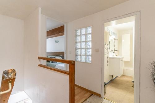 One-Bedroom Apartment image 5