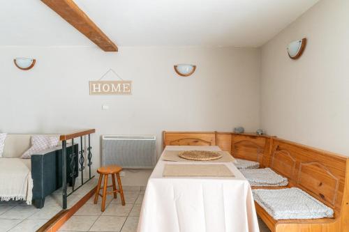 One-Bedroom Apartment image 4