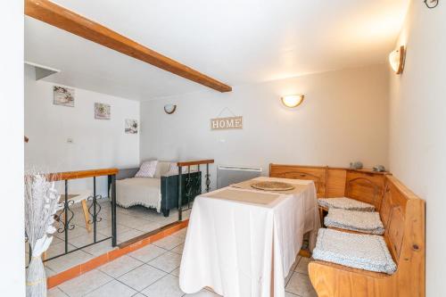 One-Bedroom Apartment image 2