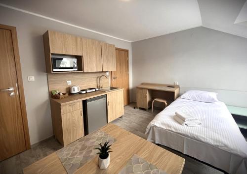 2 twin beds, 1 bunk bed