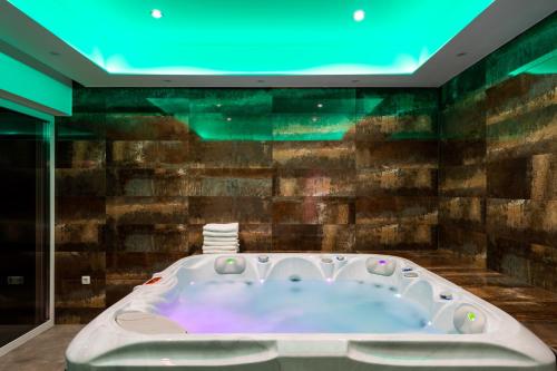 Pezsgőfürdő, Villa Kopjar in Hrascina