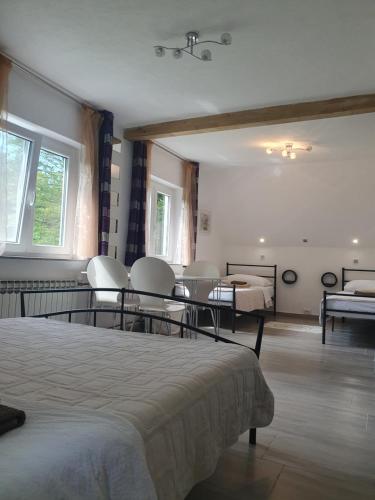1 queen bed, 2 twin beds