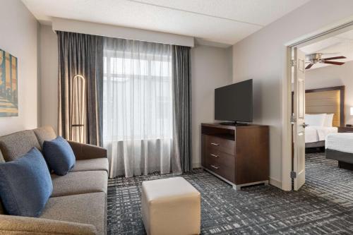 One-Bedroom Queen Suite with Two Queen Beds - Non-Smoking image 2