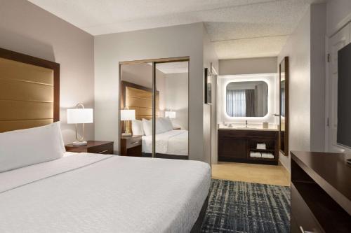 One-Bedroom King Suite - Non-Smoking image 2