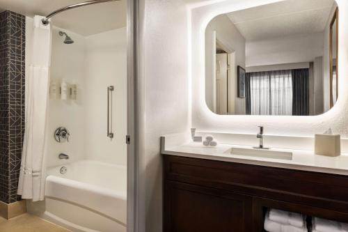 One-Bedroom Queen Suite with Two Queen Beds - Non-Smoking image 5