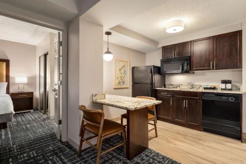 One-Bedroom King Suite - Non-Smoking image 4