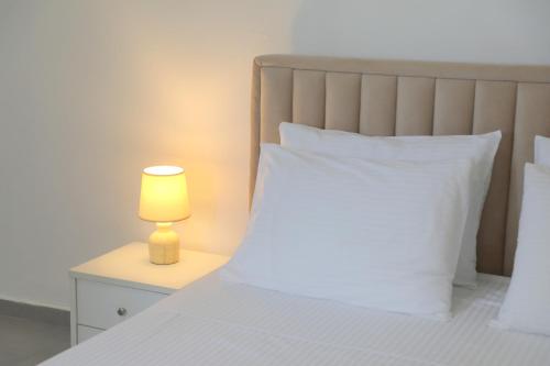 1 queen bed, 1 twin bed