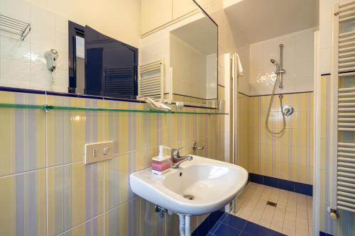 Superior Double or Twin Room image 6