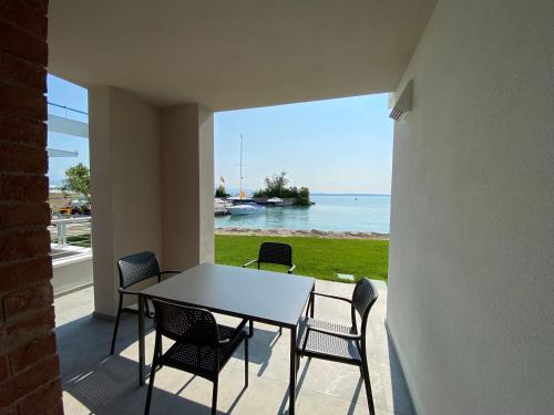 One-Bedroom Apartment with Terrace and Lake View image 10