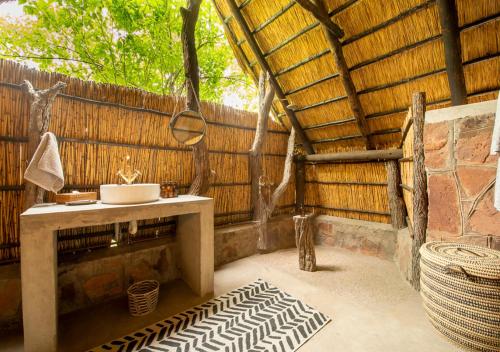 Badkamer, Hideaways Bumbusi Wilderness Camp, Hwange in Hwange