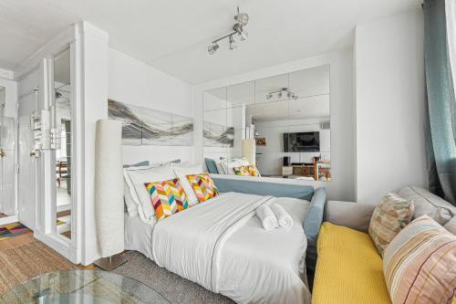 Chic and comfortable apart with balcony - Tap to explore photos