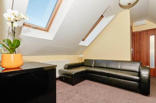 1 queen bed, 1 sofa bed