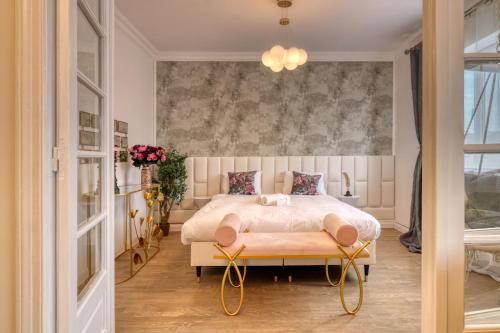 Neo-Classic Design Near Downtown