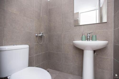 One-Bedroom Apartment image 4
