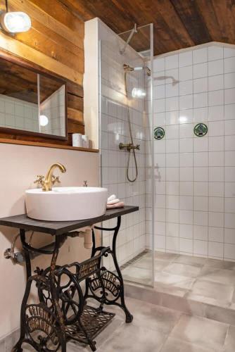 淋浴間, Chalupy Pod Šenkem - Komora (Chalupy Pod Senkem - Komora) in 卡羅連卡