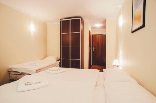 3 twin beds