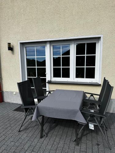 ระเบียง/ชานเรือน, Ferienwohnung Eifel-Ring in ซีเบนแบช