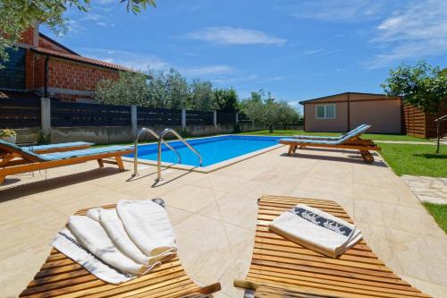 Apartment Maritea - Three Bedroom Apartment with Pool - image 7