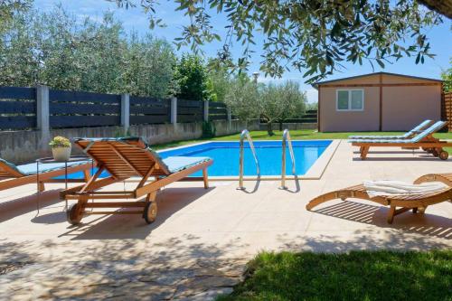 Apartment Maritea - Three Bedroom Apartment with Pool - image 2