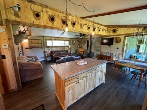 Wildlife Cottage and Private Pond! in Princeton, USA