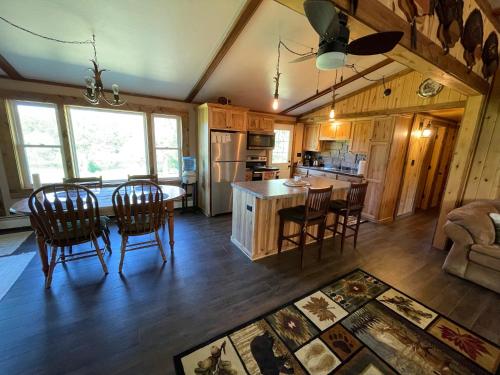 Wildlife Cottage and Private Pond! in Princeton, USA