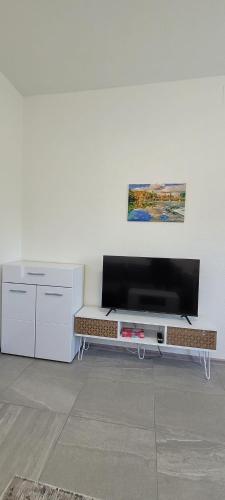 One-Bedroom Apartment image 3