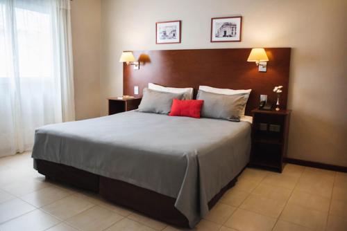 1 queen bed, 1 twin bed