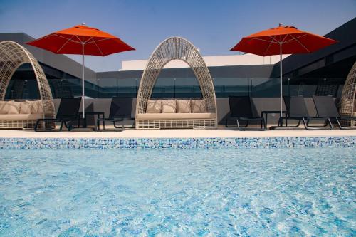 Modern 2BR Home w Pool and Rooftop Beach at 150m
