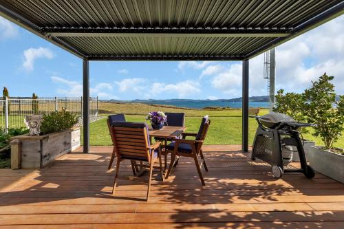 The Leading Light - One Tree Point Holiday Home, One Tree Point